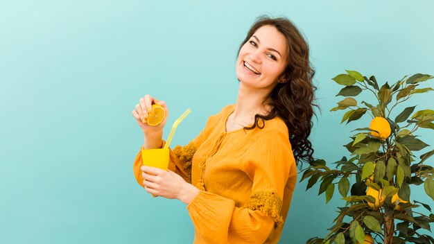 Free photo front view of woman with lemonade