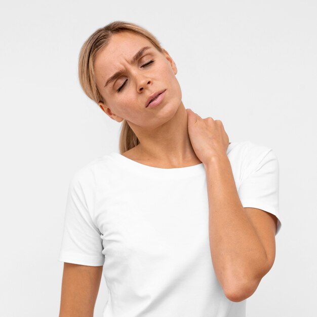 Вид спереди женщины с болью в шее