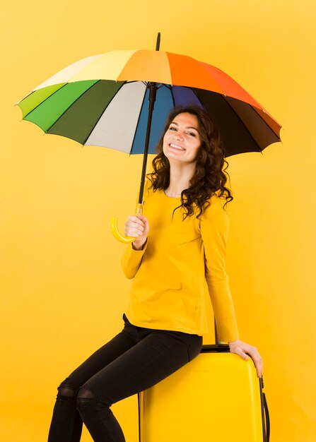 Вид спереди женщины с зонтиком радуги