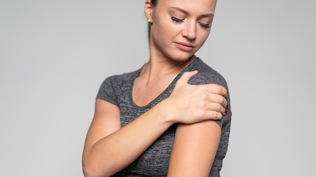 肩の痛みを持つ女性の正面図