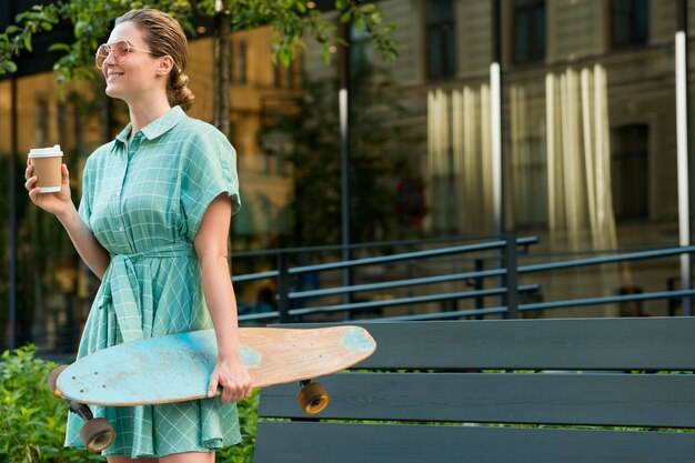 Foto gratuita vista frontale della donna con skateboard