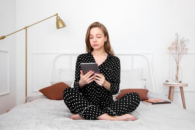 Vista frontale della donna con il tablet