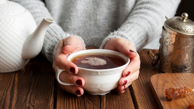 お茶のコンセプトを持つ女性の正面図