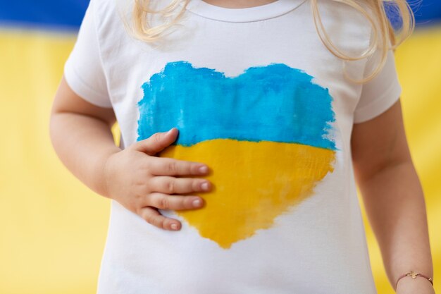 ウクライナの旗のシャツを着た正面図の女性
