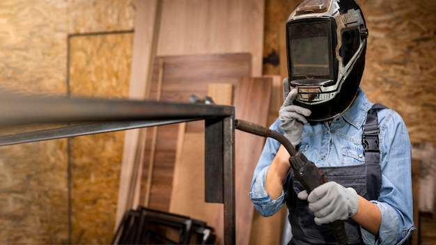 Foto gratuita vista frontale della donna con strumento di saldatura e maschera