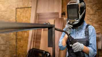 Foto gratuita vista frontale della donna con strumento di saldatura e maschera