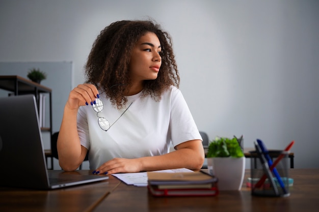 Foto gratuita donna di vista frontale che lavora come economista