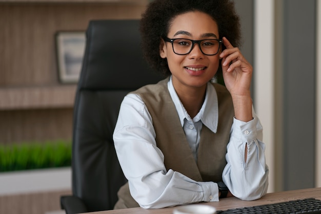 Foto gratuita donna di vista frontale che lavora come economista