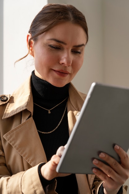 Foto gratuita donna di vista frontale che lavora come interior designer