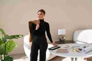 Foto gratuita donna di vista frontale che lavora come interior designer