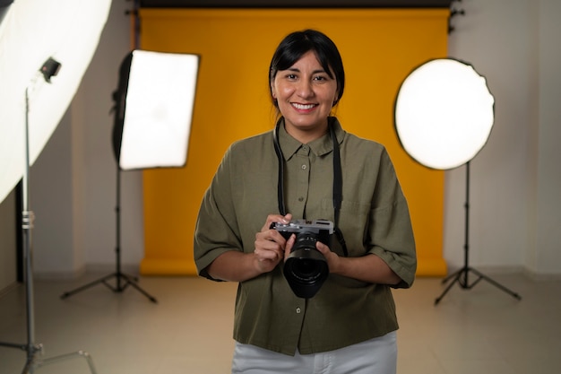 Foto gratuita donna di vista frontale che lavora come fotografo