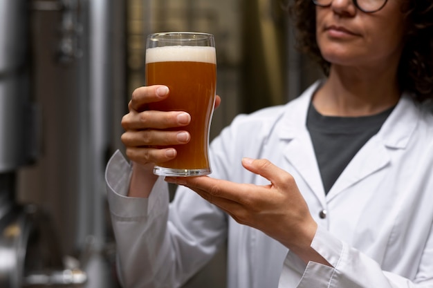 Foto gratuita donna di vista frontale che lavora nella fabbrica di birra