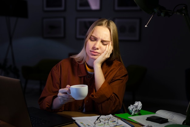 Vista frontale della donna che lavora allo scrittorio