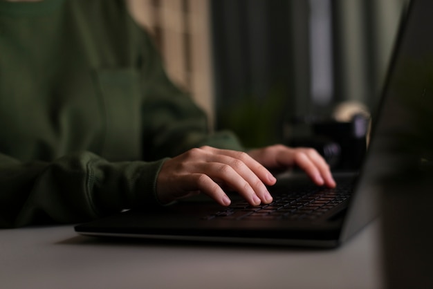 ノートパソコンで働く女性の正面図