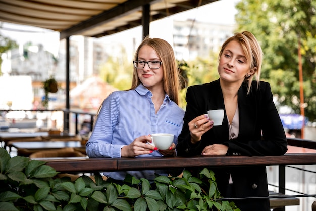 コーヒーブレークのフロントビュー女性