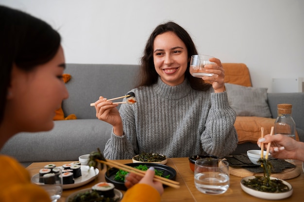 Free photo front view women eating at home