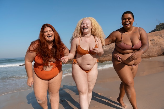 Foto gratuita donne di vista frontale che si divertono in spiaggia