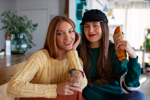 Бесплатное фото Женщины с бумажной бутербродой.