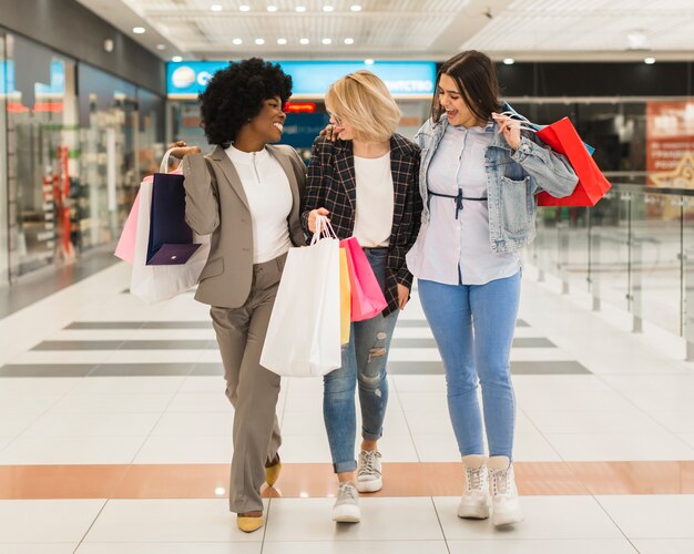 買い物袋を保持している正面の女性