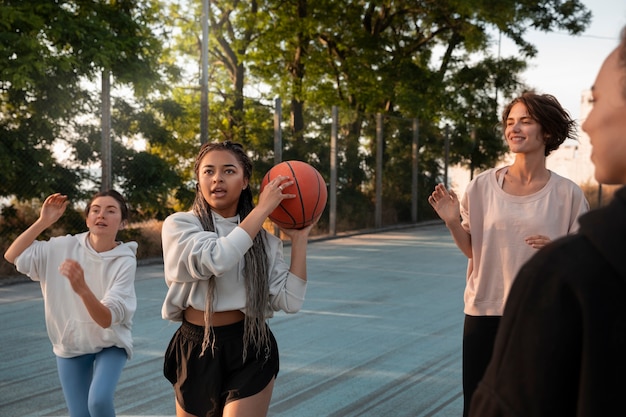 Free photo front view women playing basketball