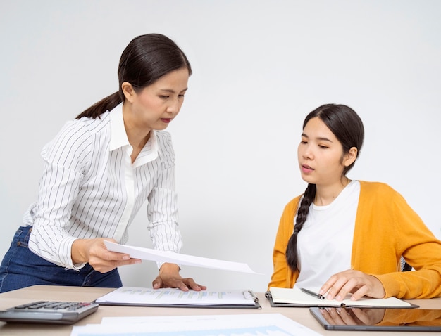 Foto gratuita donne di vista frontale che pensano a nuove idee per un progetto di lavoro