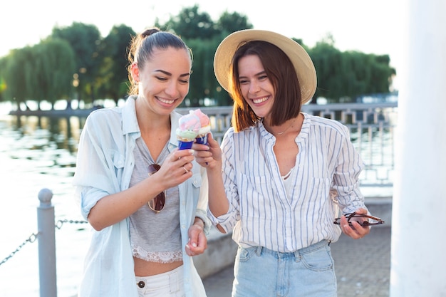 フロントビューの女性がアイスクリームで乾杯