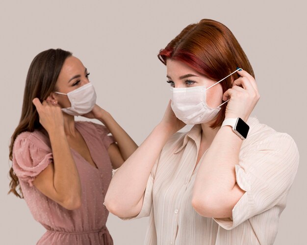 フェイスマスクを持つ女性の正面図