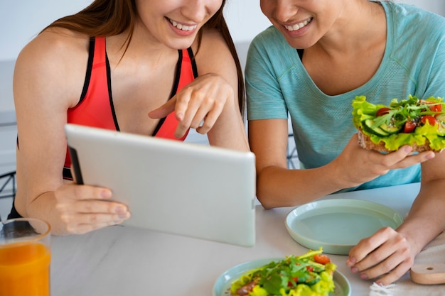 Foto gratuita donne di vista frontale con cibo sano