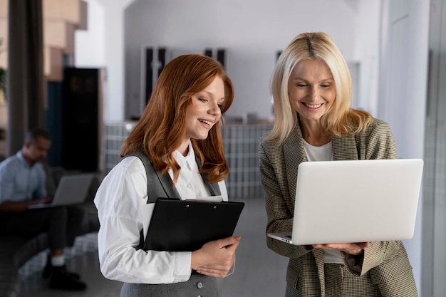 Foto gratuita donne di vista frontale che lavorano insieme