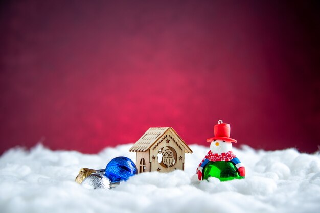 正面の木の家の雪だるまのおもちゃ