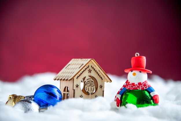 Foto gratuita giocattolo del pupazzo di neve della casa di legno vista frontale