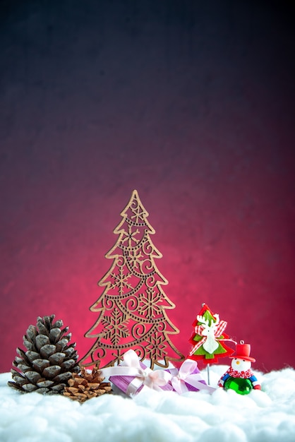 Вид спереди вуд рождественское дерево шишка елочные шары