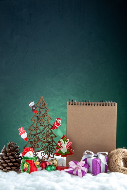 おもちゃの松ぼっくりノートブックと正面図の木製のクリスマスツリー