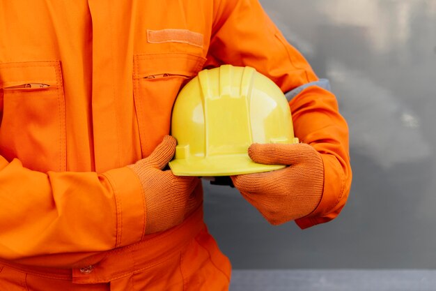 ヘルメットをかぶった制服を着た労働者の正面図
