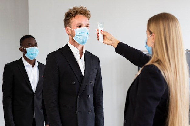 Vista frontale di lavoro durante il concetto covid