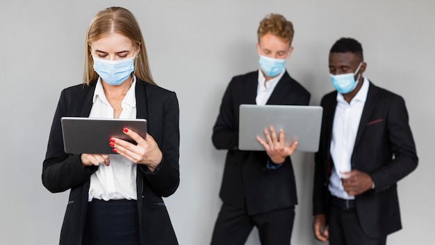 Foto gratuita vista frontale di lavoro durante il concetto covid