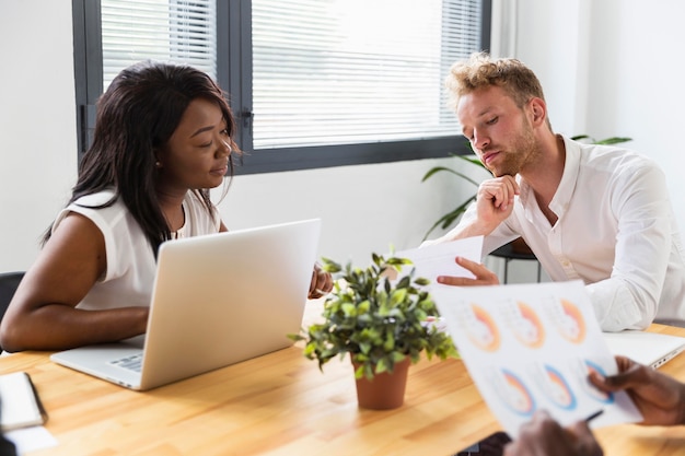 Vista frontale di lavoro durante il concetto covid