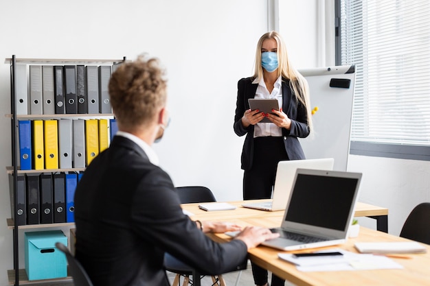 Foto gratuita vista frontale di lavoro durante il concetto covid