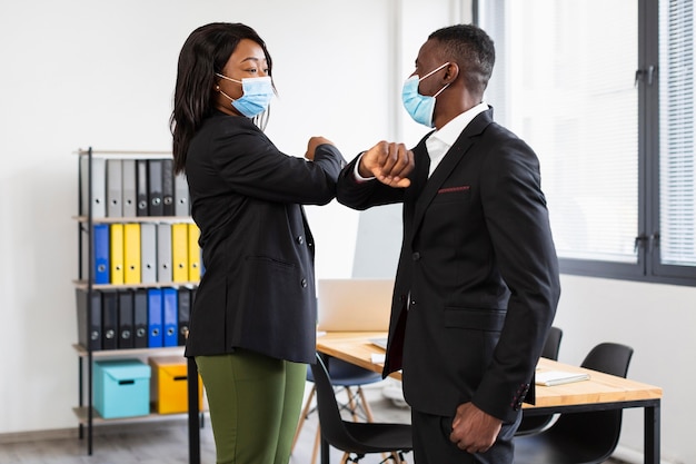 Foto gratuita vista frontale di lavoro durante il concetto covid