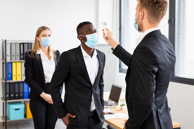 Foto gratuita vista frontale di lavoro durante il concetto covid