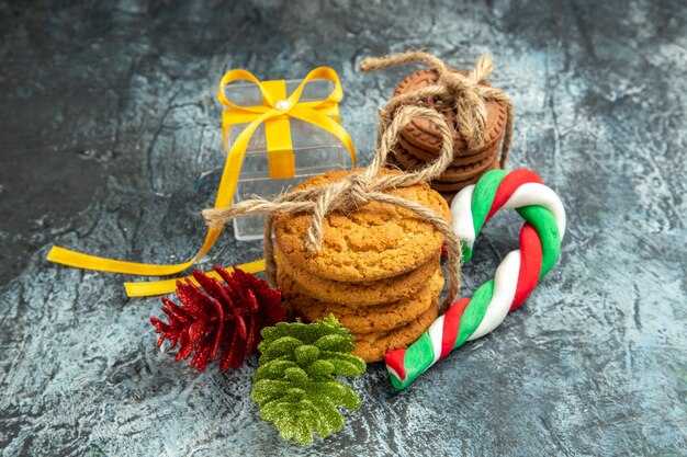 Front view xmas gifts tied cookies on grey background