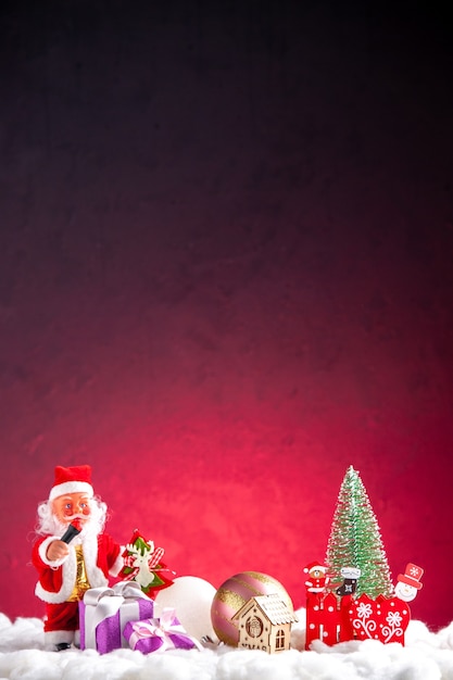 Вид спереди рождественские украшения рождественские игрушки на красном фоне