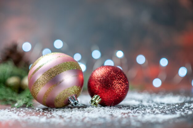 Вид спереди рождественские елочные шары из кокосового порошка на темном свободном пространстве