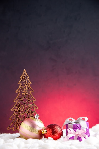 赤い背景の正面図のクリスマスツリーボールクリスマスの装飾
