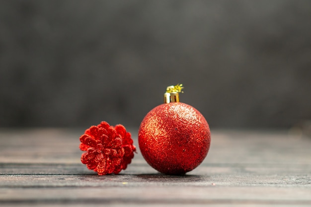 Giocattoli dell'albero di natale di vista frontale su spazio libero scuro