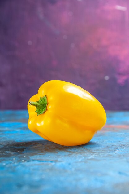 Вид спереди желтый болгарский перец на сине-розовом столе цвет пищевой салат овощной