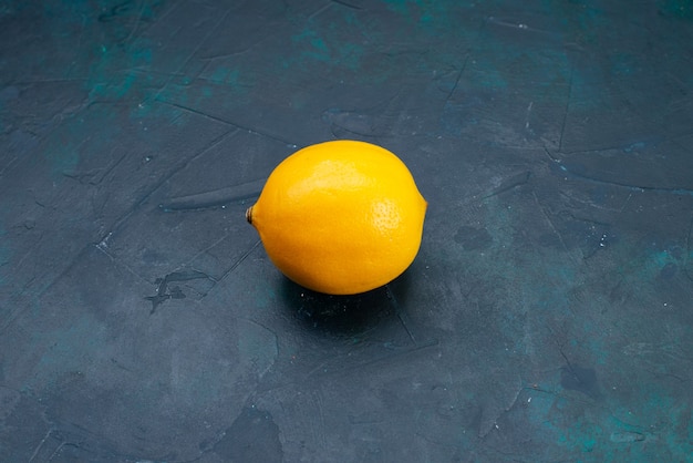 Вид спереди желтый лимон на темном