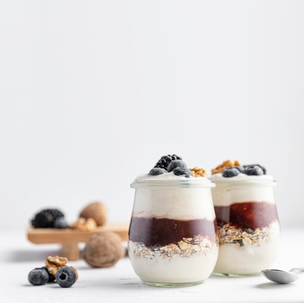 Вид спереди йогурт с джемом и фруктами