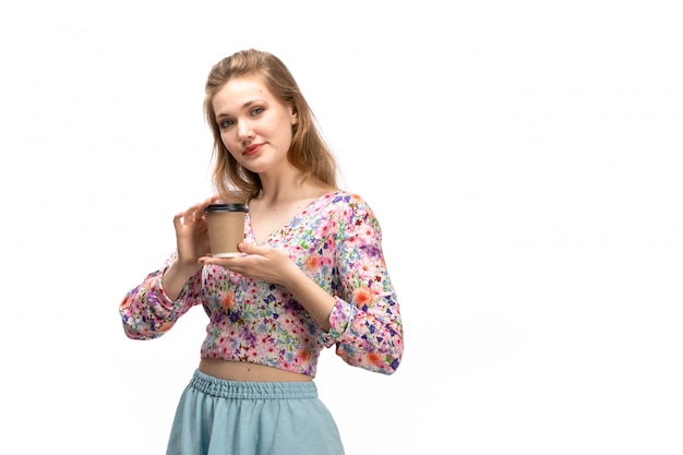 화려한 셔츠와 흰색에 커피 컵을 들고 파란색 치마에 전면보기 젊은 매력적인 아가씨