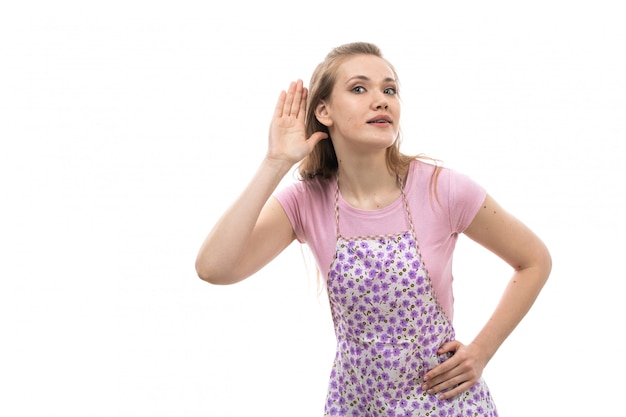 Вид спереди молодая красивая домохозяйка в розовой рубашке красочный плащ пытается услышать позирует